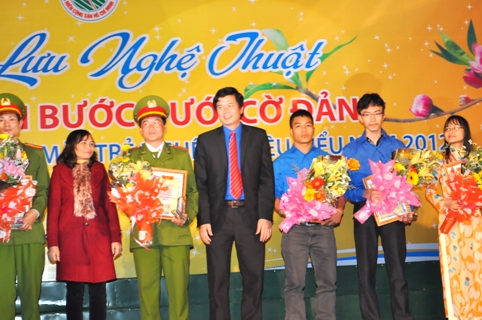 Đồng chí Nguyễn Thị Thảo - Phó Ban Dân Vận Tỉnh ủy, đồng chí Nguyễn Đình Hùng Bí thư Tỉnh đoàn trao phần thưởng cho các “Gương mặt trẻ Nghệ An Tiêu biểu năm 2012”